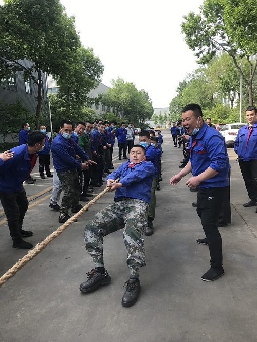 新泺公司组织开展“喜迎二十大、建功新时代”职工拔河比赛活动